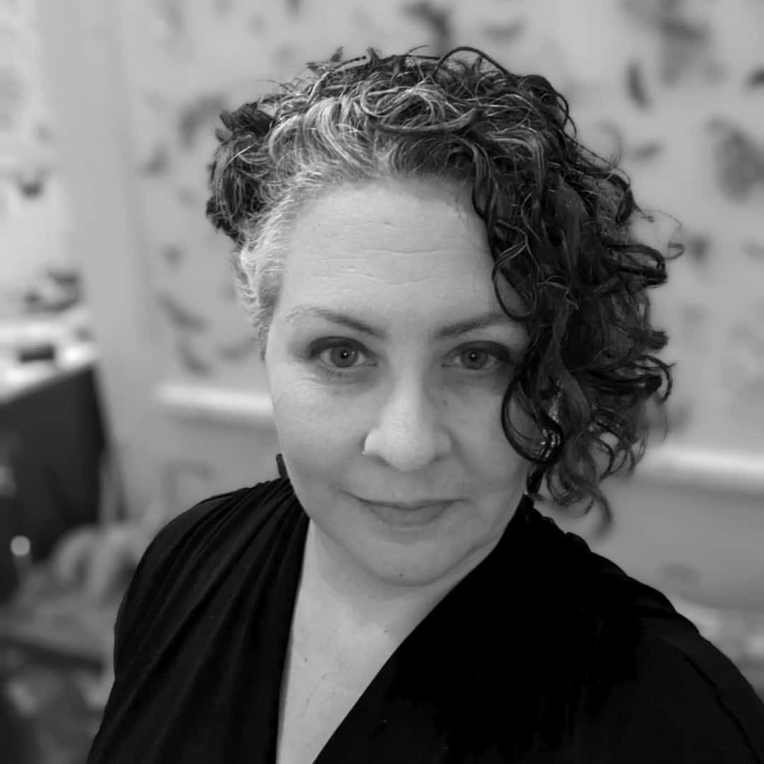 Leah Lawson headshot pic-modified – square