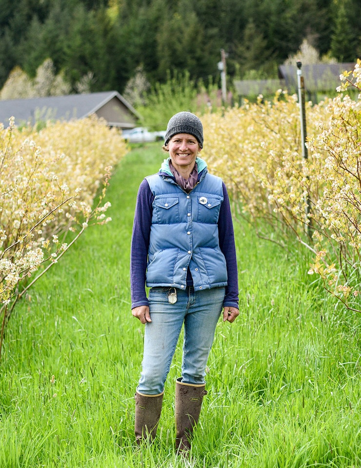beth-hoinacki-goodfoot-farm-photo-by-odeani-baker-co-oregon-tilth-cropped Beth Hoinacki of Goodfoot Farm standing in a path between blooming fields